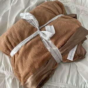SATIN GIRAFFE LUXE XL THROW IN MOCHA 45" W x 59” H